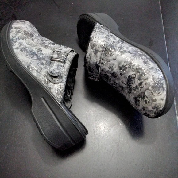 Flowered Clog, Slip On, Mule, Sparkly Size 7 - Picture 1 of 6